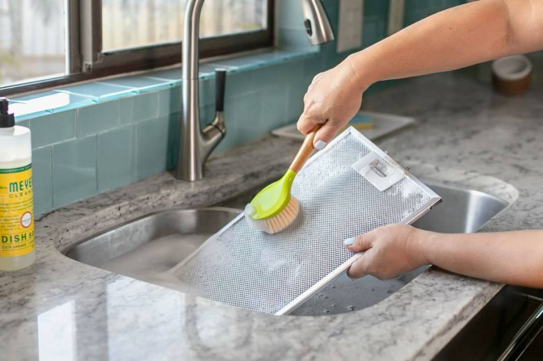 Aspiratörlerdeki yağ lekelerini söküp atıyor! Kaynayan suya 2 şişe eklemeniz yeterli… - Resim: 4